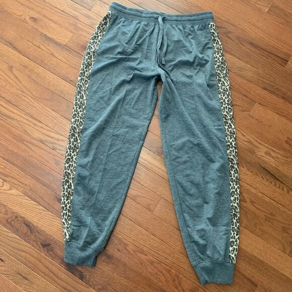 New SPLENDID Jogger Sweatpants Gray Leopard Animal Print Stripe M - Picture 1 of 2